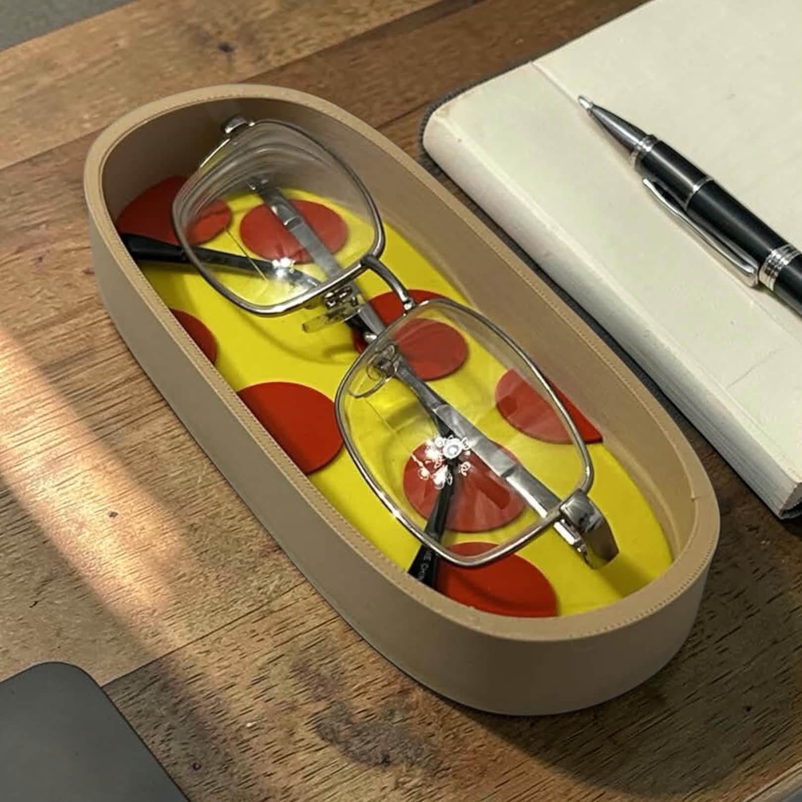 Pepperoni Pizza Glasses Holder – Fun Food Themed Eyeglass Tray for Home or Office Decor